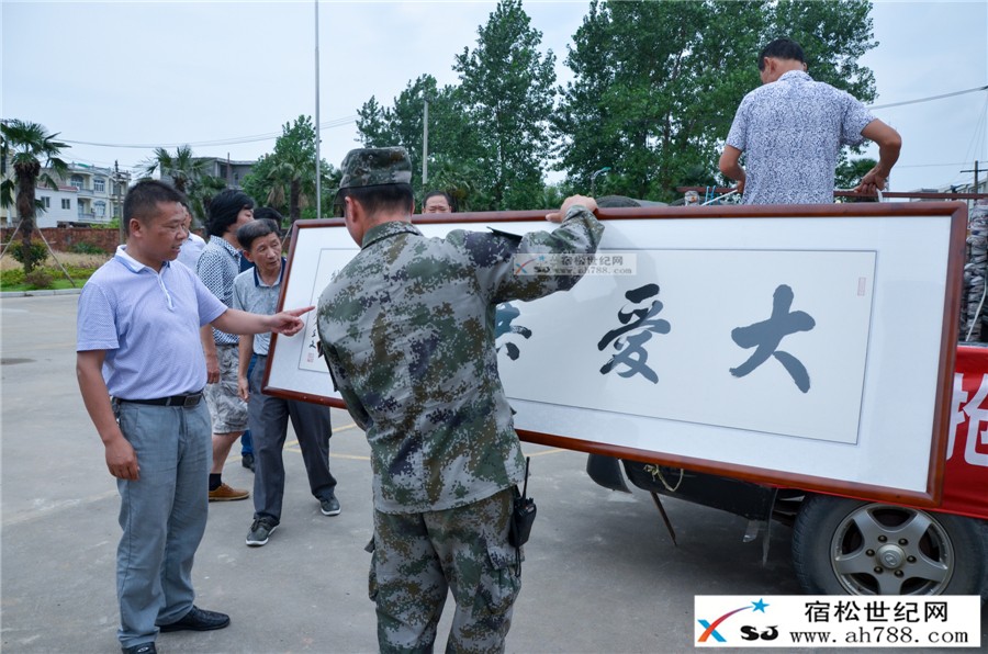 向官兵讲解画作.jpg