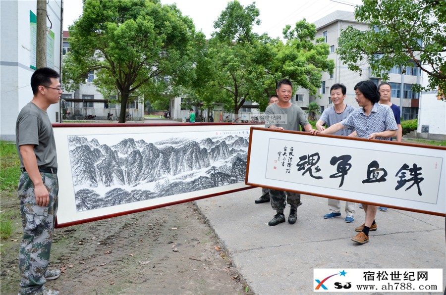 向官兵赠送画作.jpg