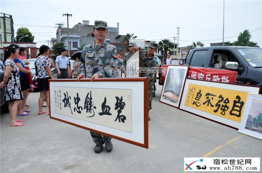 战士们搬运书画家们赠送的画作.jpg