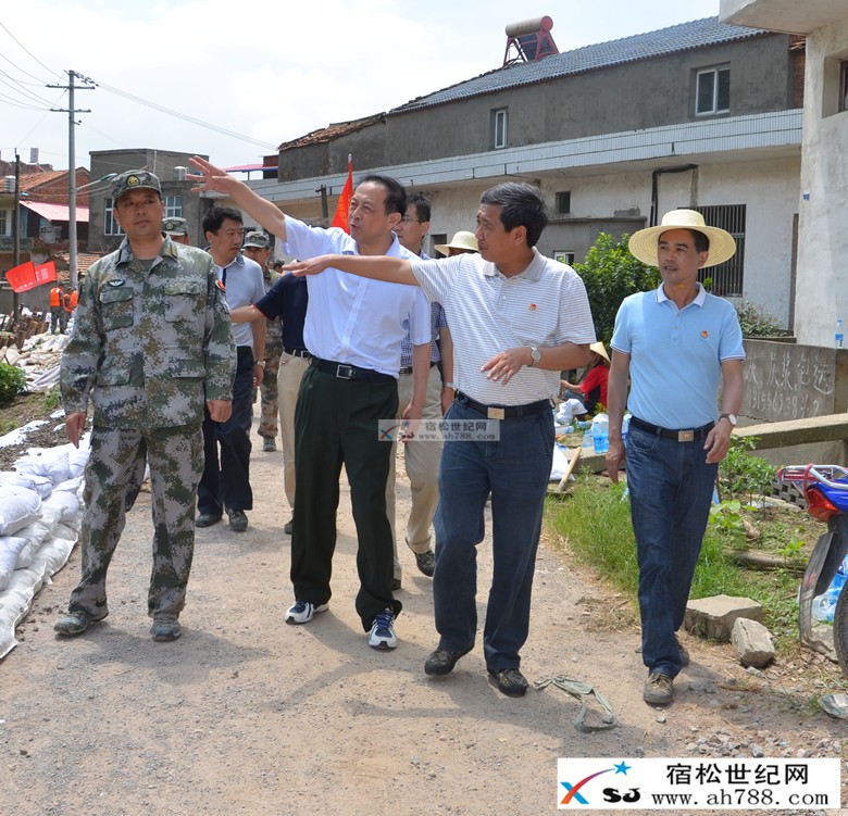 7月18日，市政协主席张金锐来我县督查指导洲区防汛救灾工作，市委常委、纪委书记张君.jpg