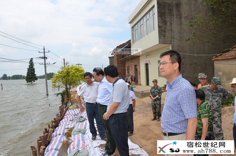 7月18日，市政协主席张金锐来我县督查指导洲区防汛救灾工作，市委常委、纪委书记张君.jpg