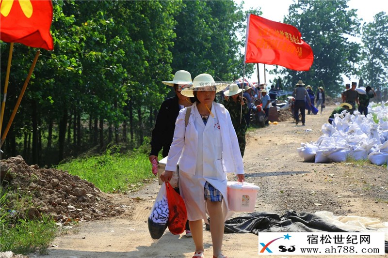 军民齐心抗洪灾，众志成城保家园;宿松世纪网摄 (4).jpg