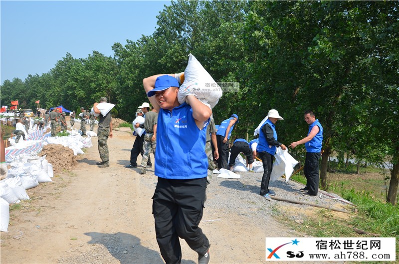 军民齐心抗洪灾，众志成城保家园;宿松世纪网摄 (16).JPG