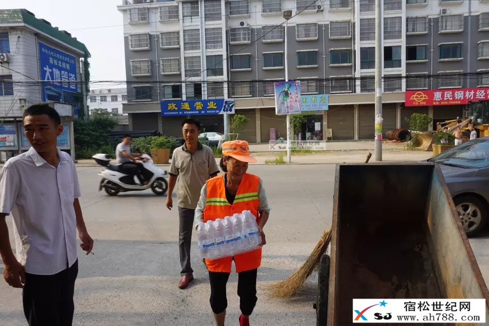 陶云龙给环卫工人送清凉之二.jpg