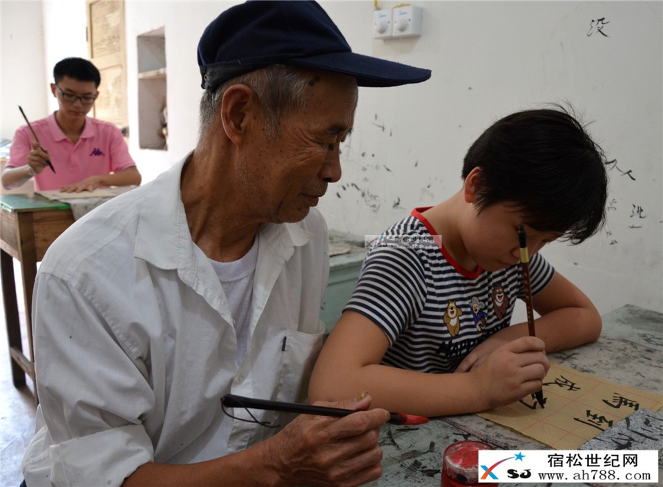 徐宝东指导学生练习毛笔书法.jpg