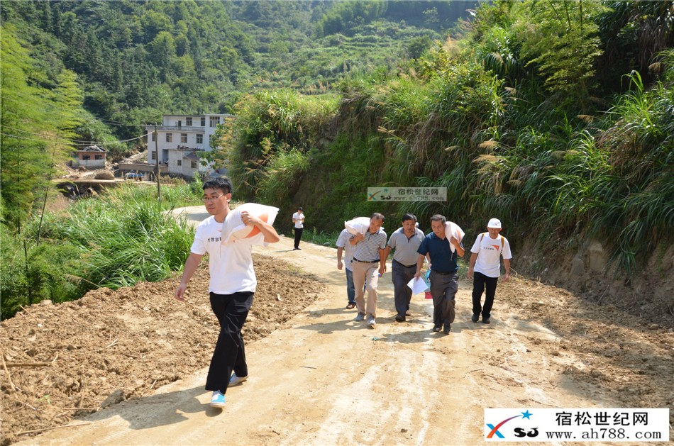 国际慈善组织世界宣明会慰问宿松灾区，宿松世纪网郑娟、何仁摄 (13).jpg