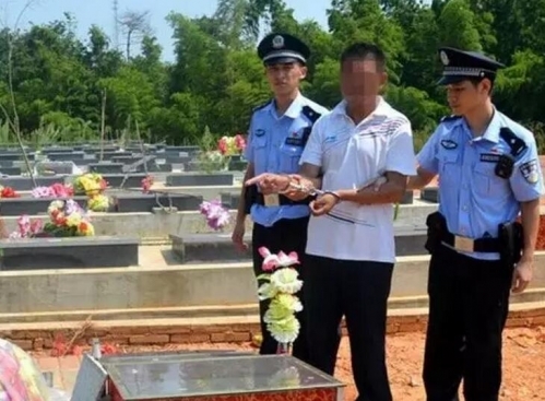 两个像章合拍48..jpg
