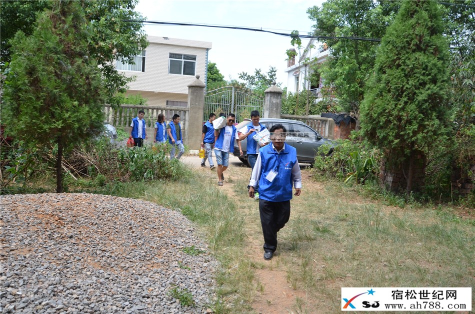 宿松家居建材联盟宿松世纪网慰问高岭受灾特困群众02.jpg