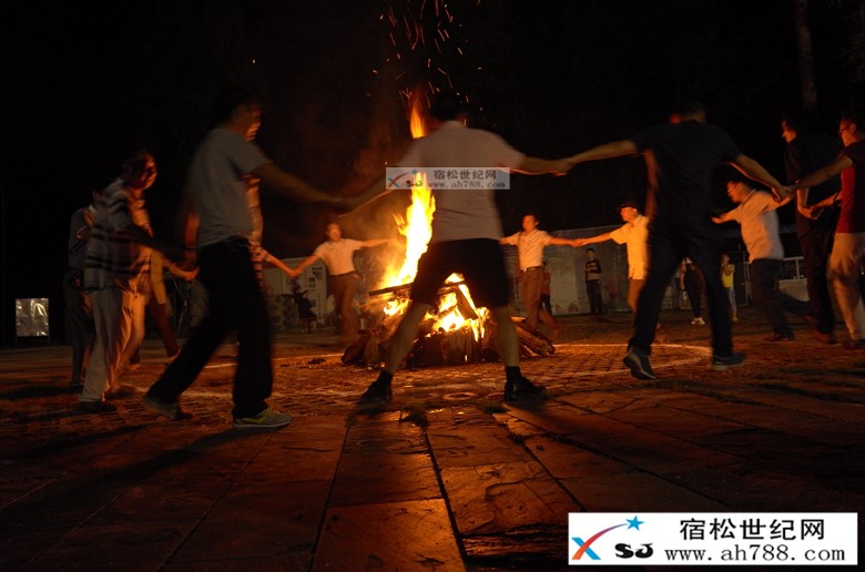 现场剪影石莲洞金秋风情篝火晩会惹人眼 (1).jpg