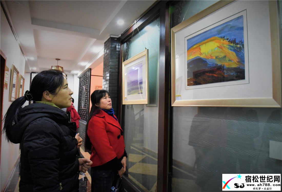 来宾参观画展.jpg