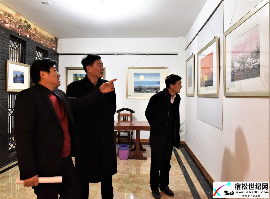 王孟鸣陪同来宾参观画展.jpg