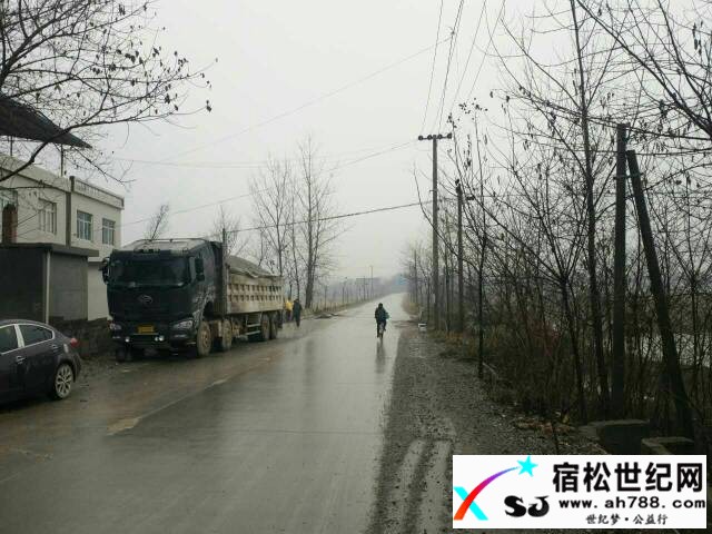 宿松高岭：货车避让车，导致翻车 (2).jpg