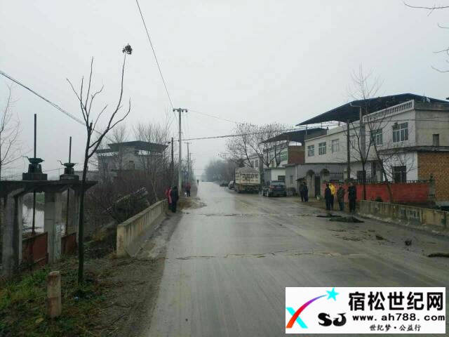 宿松高岭：货车避让车，导致翻车 (4).jpg