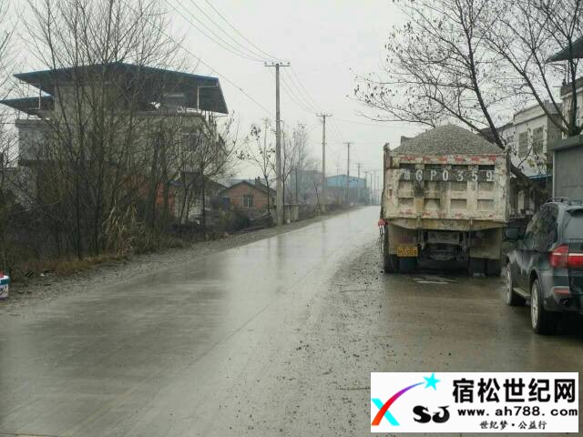 宿松高岭：货车避让车，导致翻车.jpg