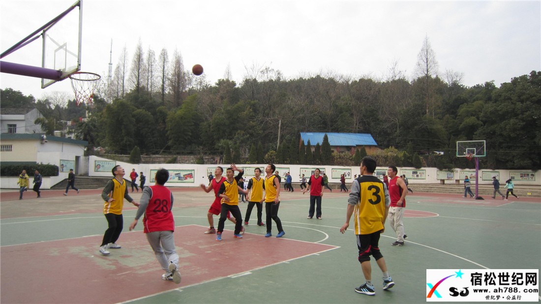实验中学邀请破凉中学开展篮球友谊比赛03.jpg