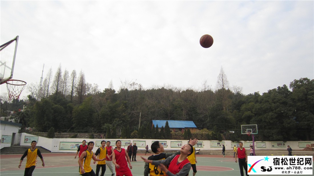 实验中学邀请破凉中学开展篮球友谊比赛04.jpg