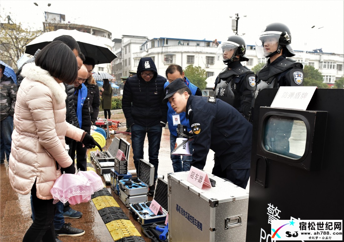 群众参观警务装备.jpg