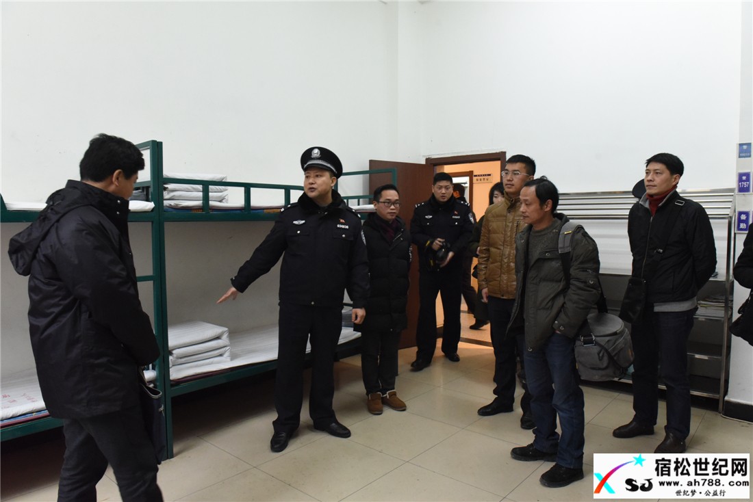 参观特警大队值班室.jpg