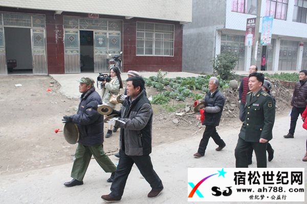 立功喜报送到家 军属心里乐开花.jpg