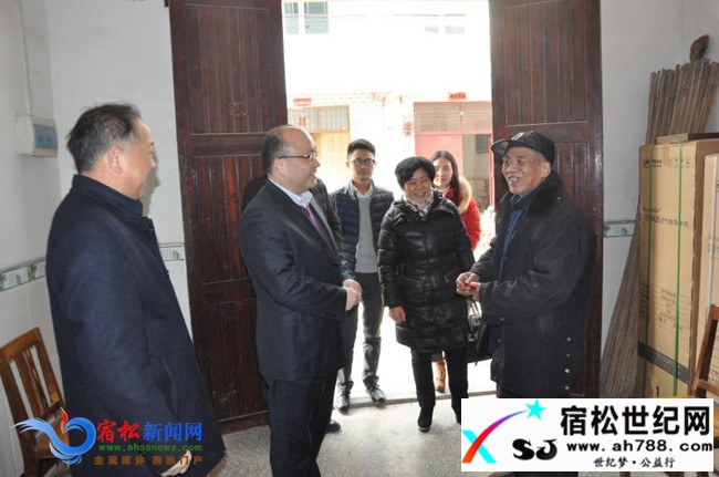 谢长兵到同马社区走访慰问困难群众.jpg