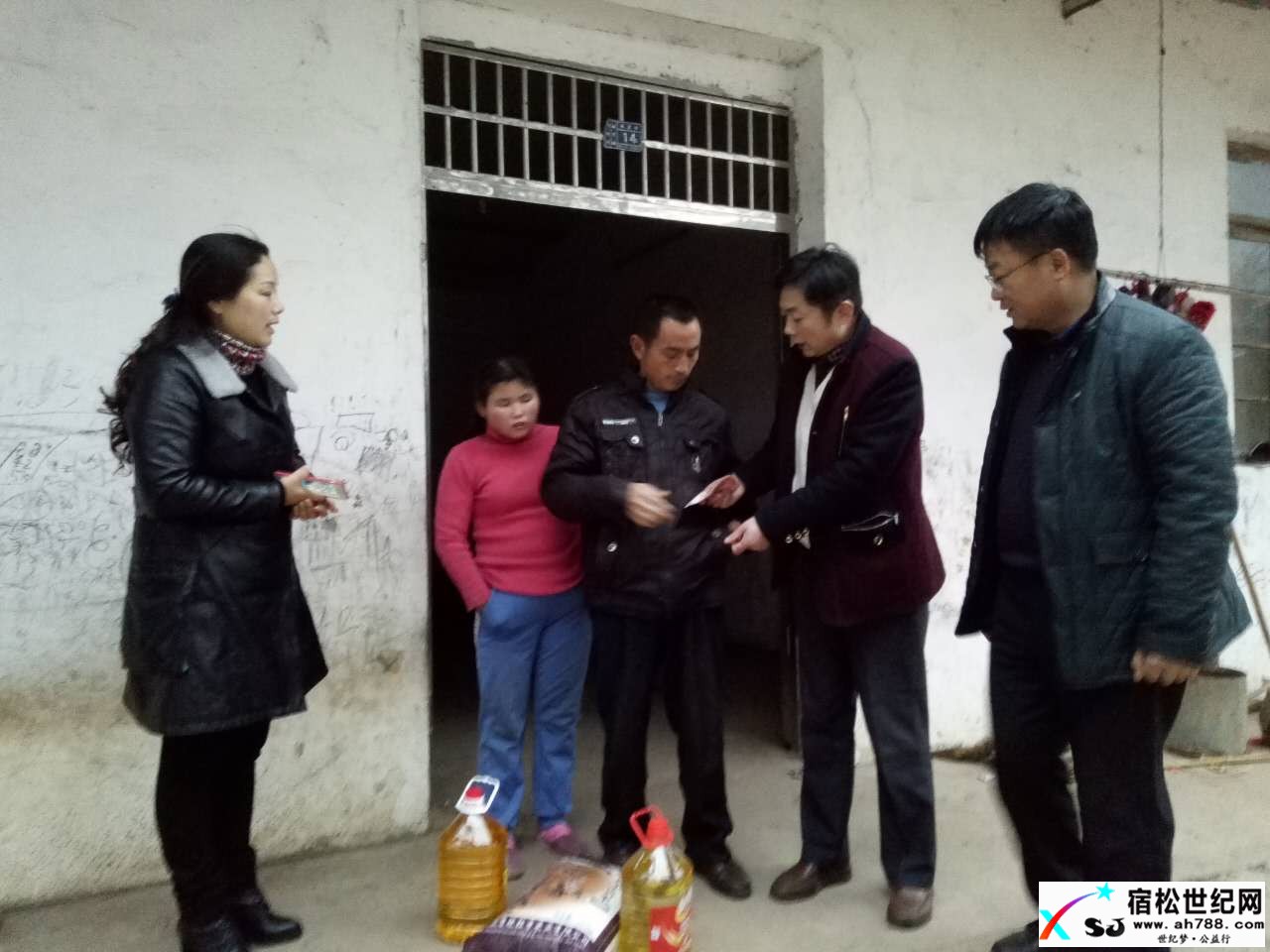 五里乡春节前慰问贫困户， 律师园长结对帮扶暖人心 (5).jpg