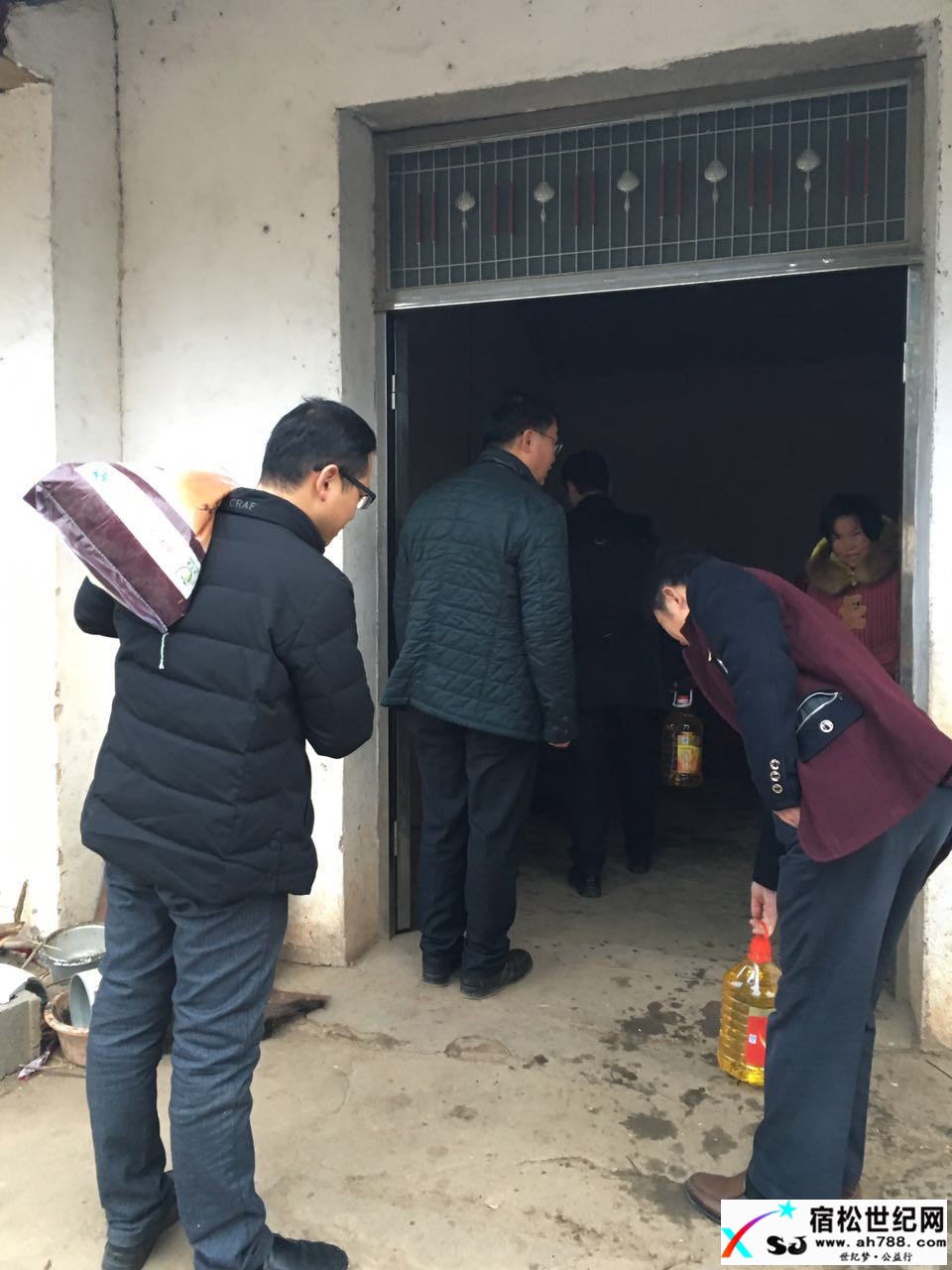 五里乡春节前慰问贫困户， 律师园长结对帮扶暖人心 (1).jpg