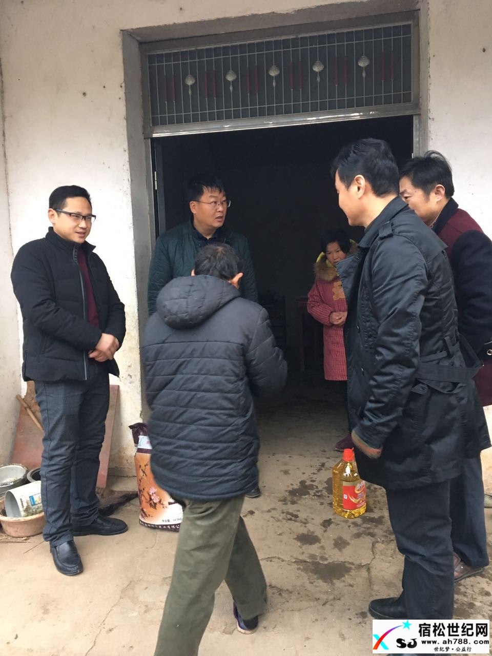 五里乡春节前慰问贫困户， 律师园长结对帮扶暖人心 (2).jpg
