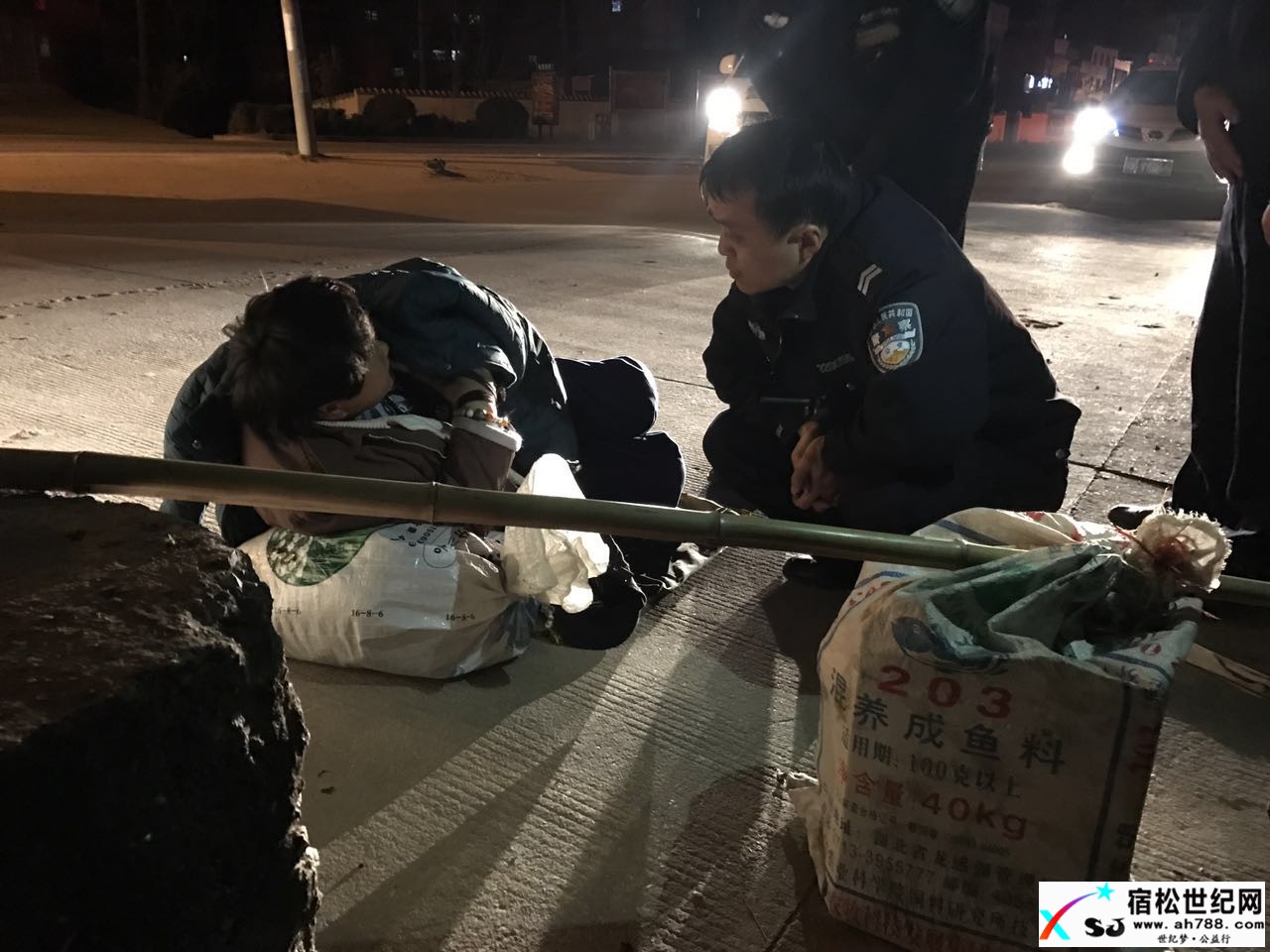 民警护送智障女 爱心照亮回家路宿松世纪网