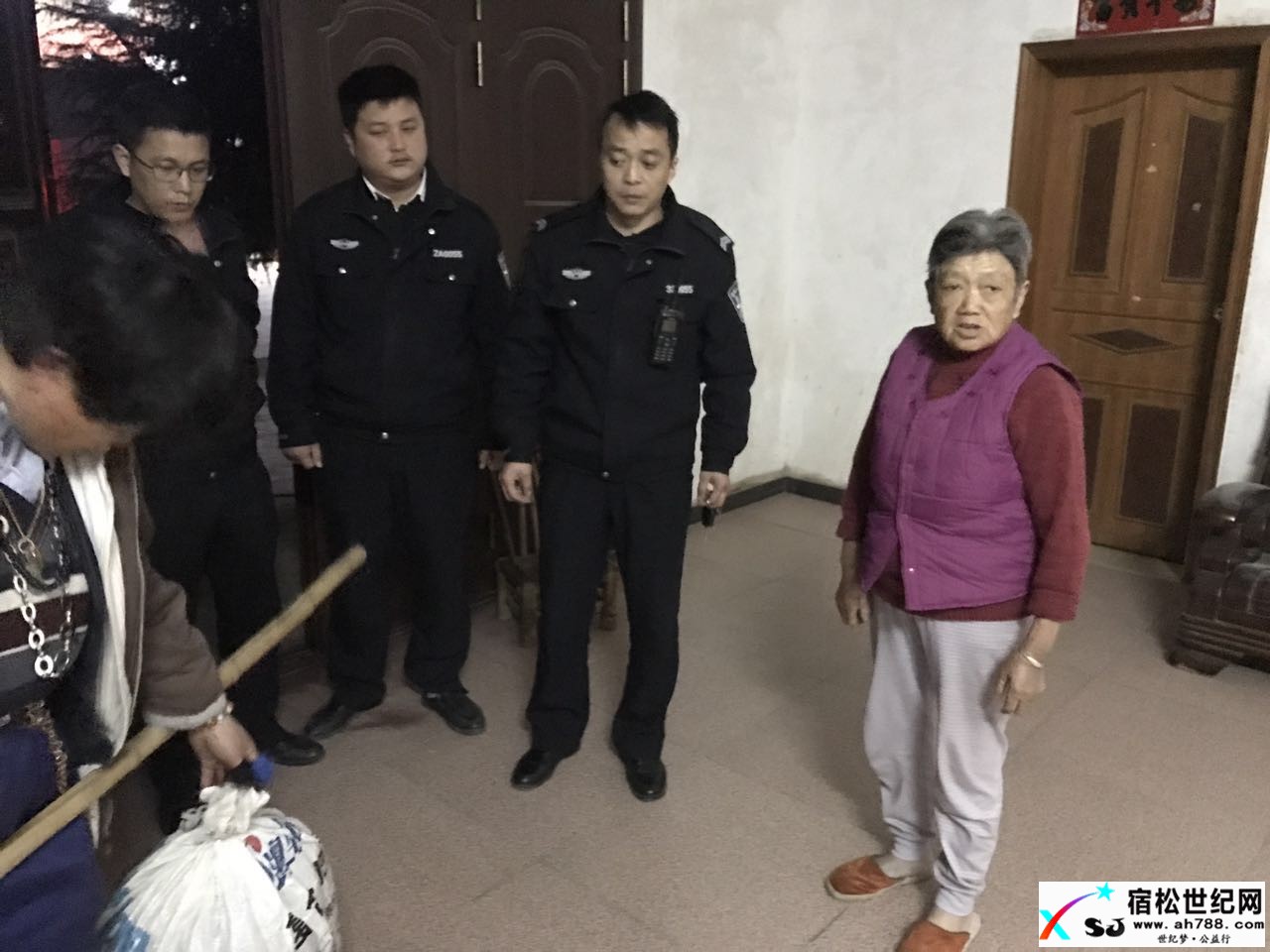 民警护送智障女 爱心照亮回家路宿松世纪网