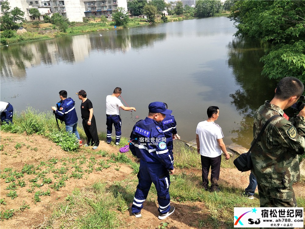 宿松东站附近池塘一老人被打捞上来 (3).jpg