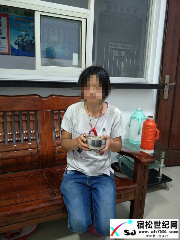 高岭乡高岭村走失的女孩，五里民警送回家_副本.jpg