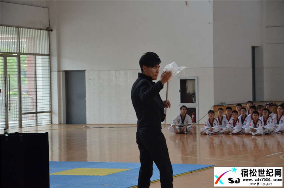 中国猛武会宿松少年强品格塑造教育2017首届新生汇报演出在宿松中学体育活动中心举行 (18).jpg