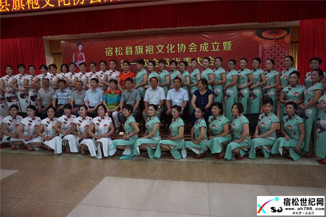 旗袍表演者与领导合影.jpg