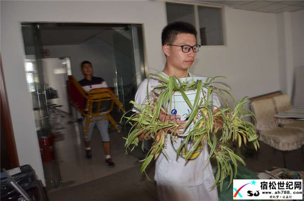 松子公益书屋乔迁新居 (9).jpg