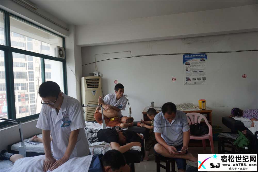 景隆医院王松为患者解除病痛.jpg