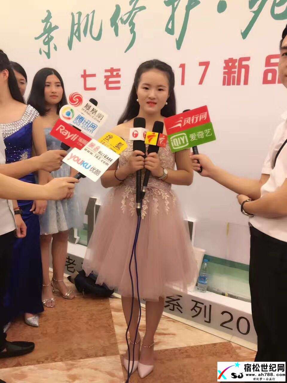 店主接受媒体采访