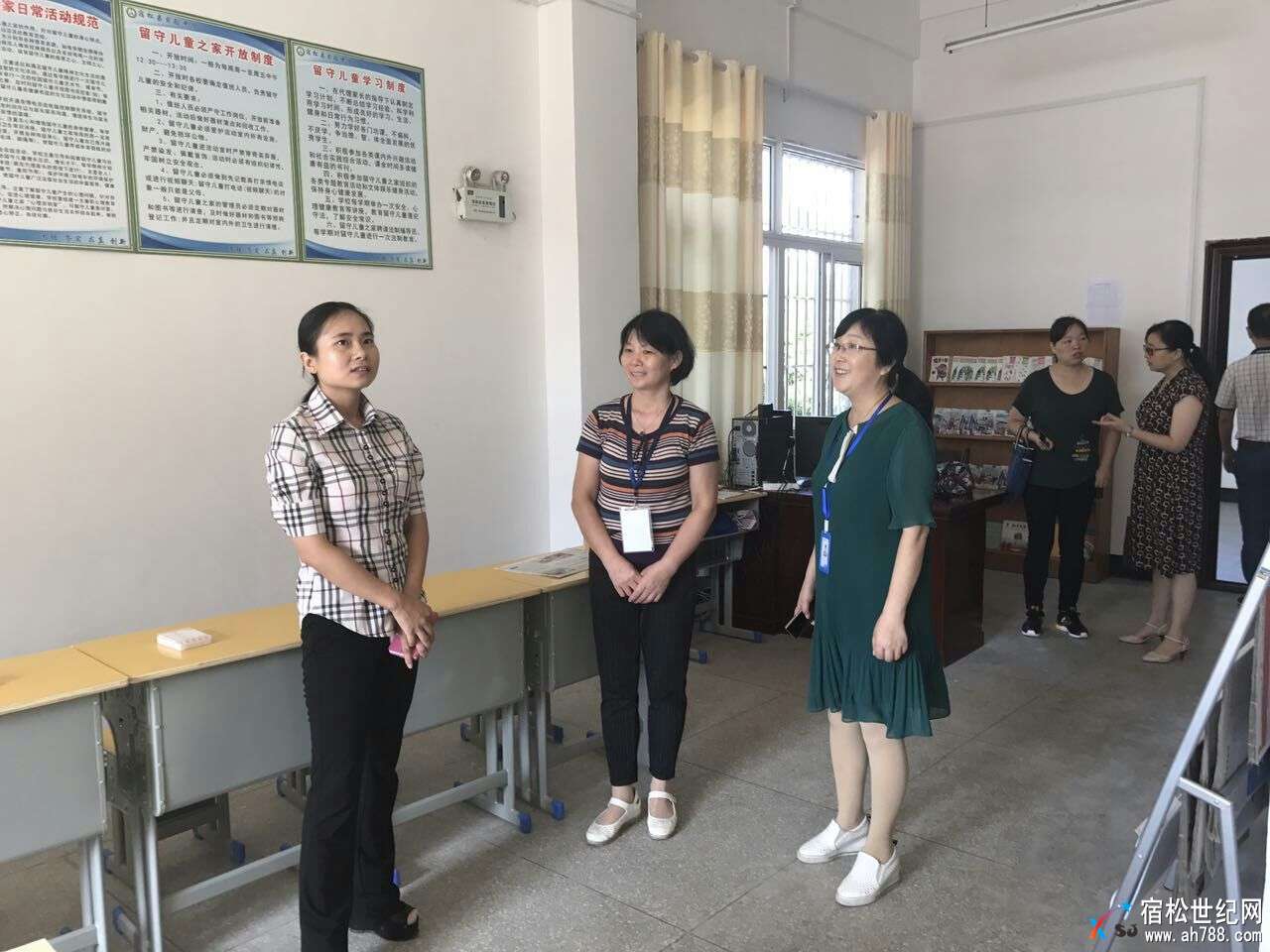 曹丹凤到实验中学开展教师节慰问活动.jpg