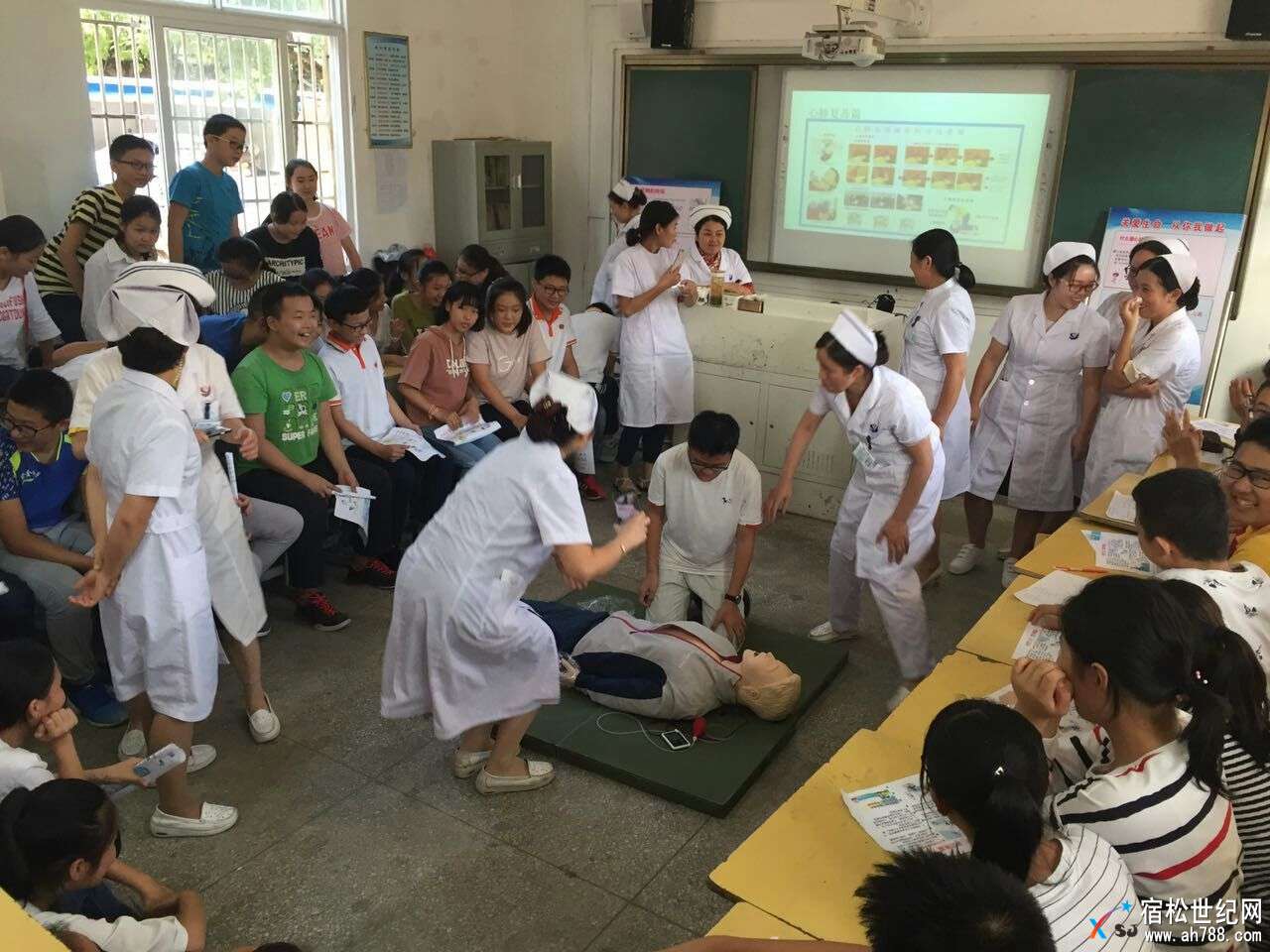 宿松县人民医院到实验中学开展急救知识进校园活动.jpg