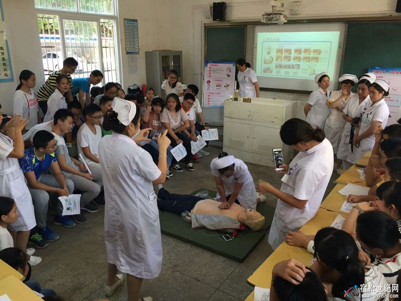 宿松县人民医院到实验中学开展急救知识进校园活动 (3).jpg