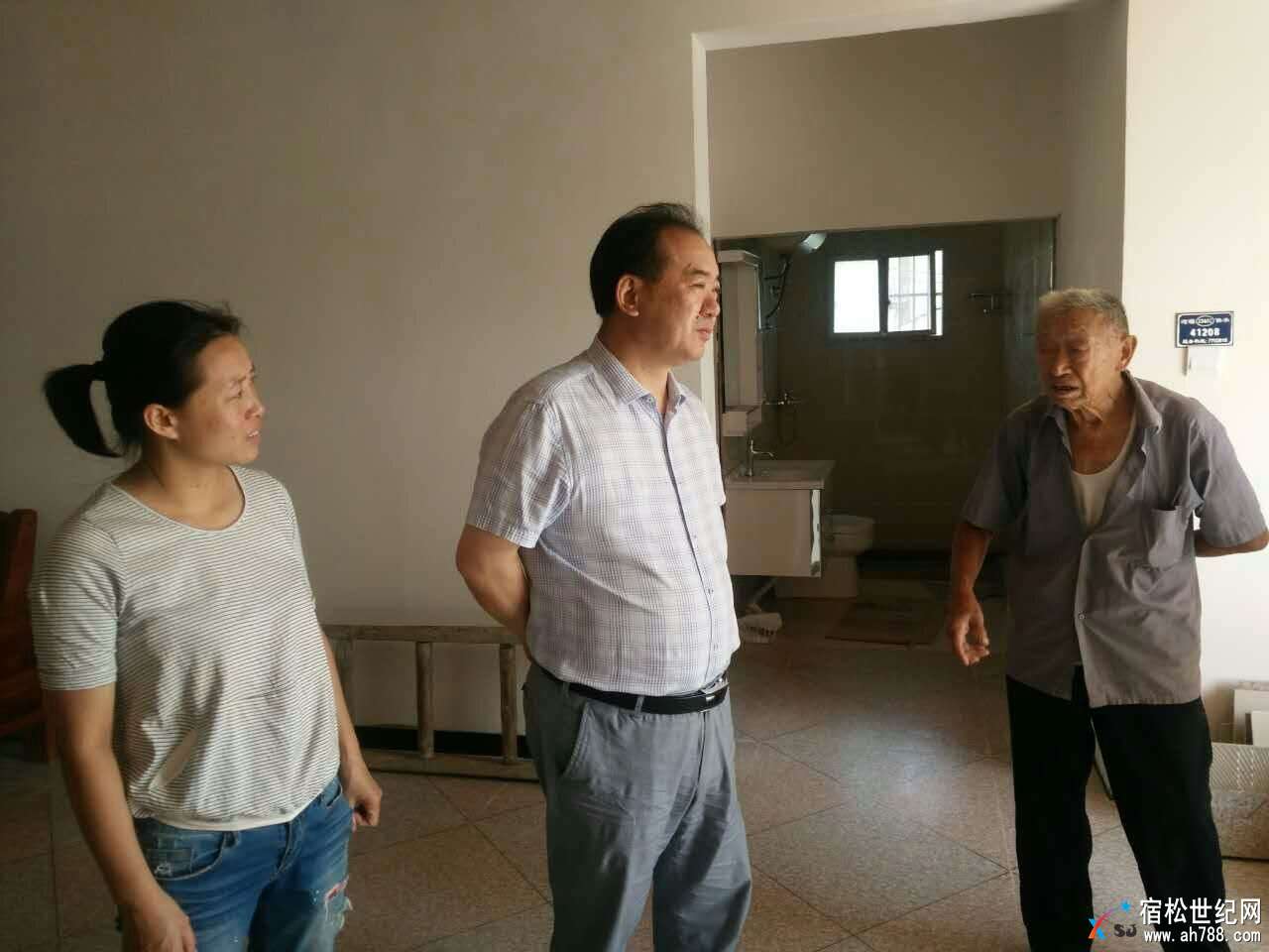 吴捍东到河塌乡安元村走访，宿松石彩红 (2).jpg