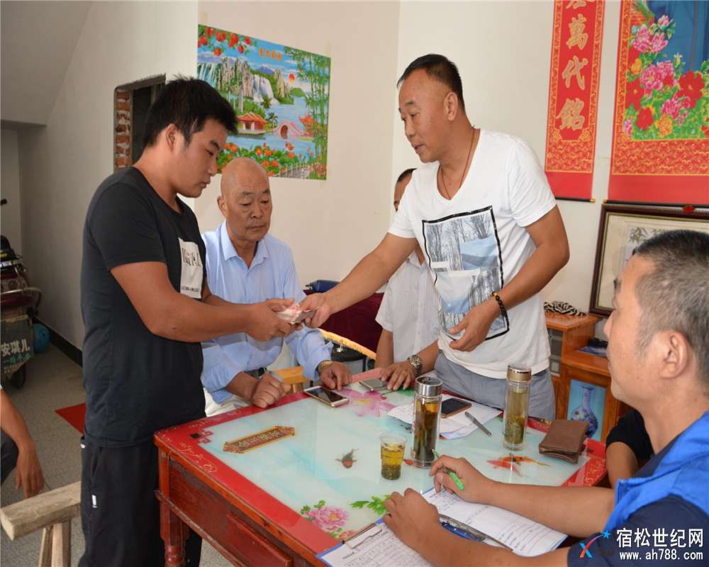 宿松新世纪论坛公益协会“黄海一家人”微信群慰问特困家庭！ (1).jpg