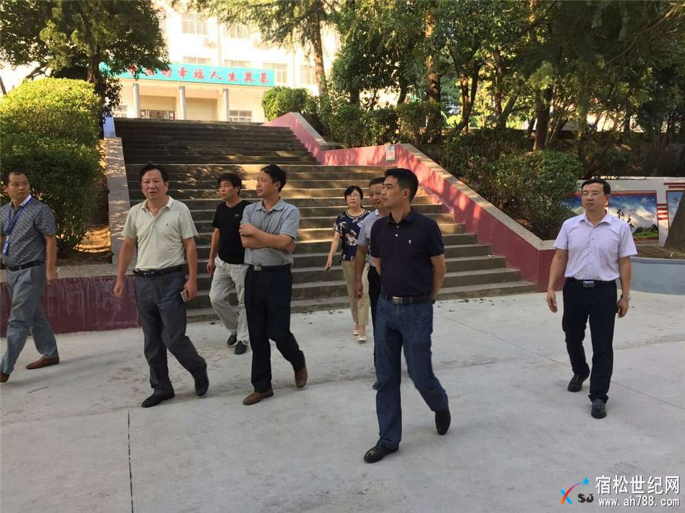金玉到实验中学督查“推均”迎国检准备工作 (2).jpg