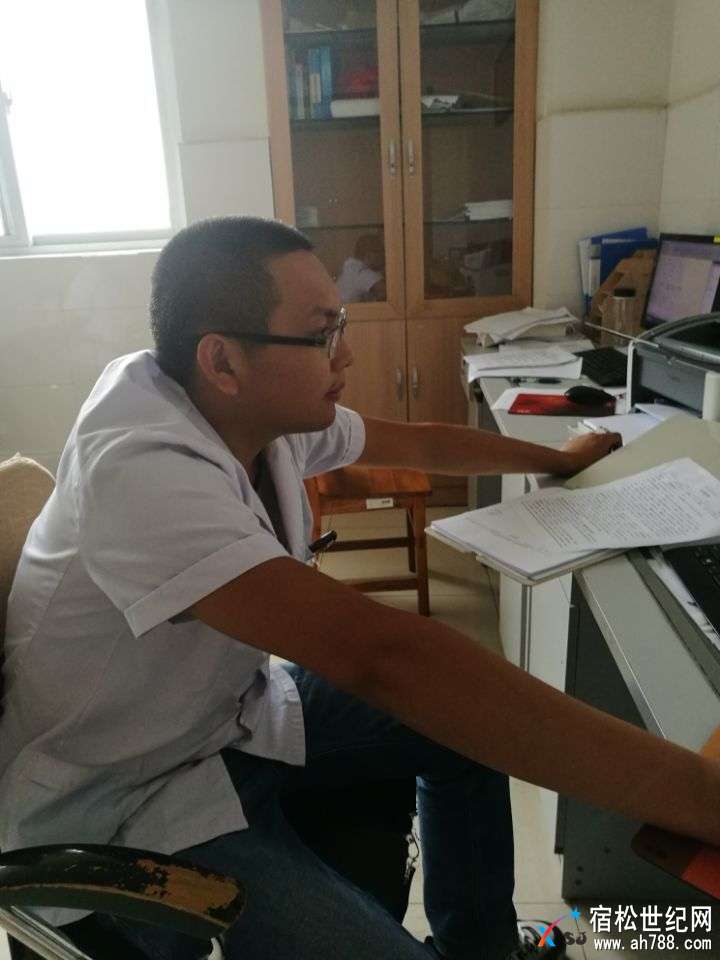 王道龙医师正在开处方.jpg