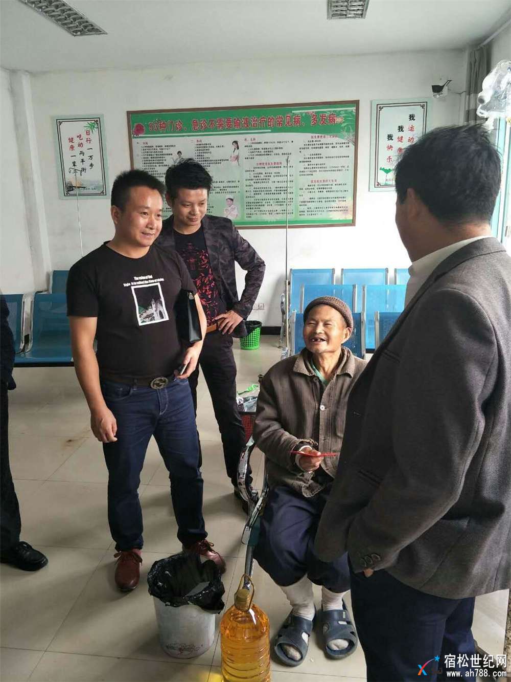 宿松神舟广告公司中秋节到趾凤乡趾凤村开展扶贫攻坚 (3).jpg