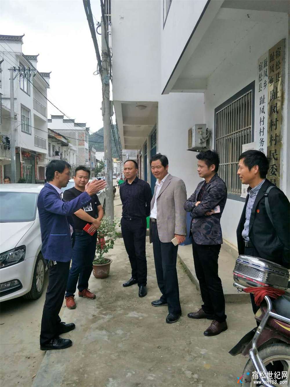 宿松神舟广告公司中秋节到趾凤乡趾凤村开展扶贫攻坚 (2).jpg