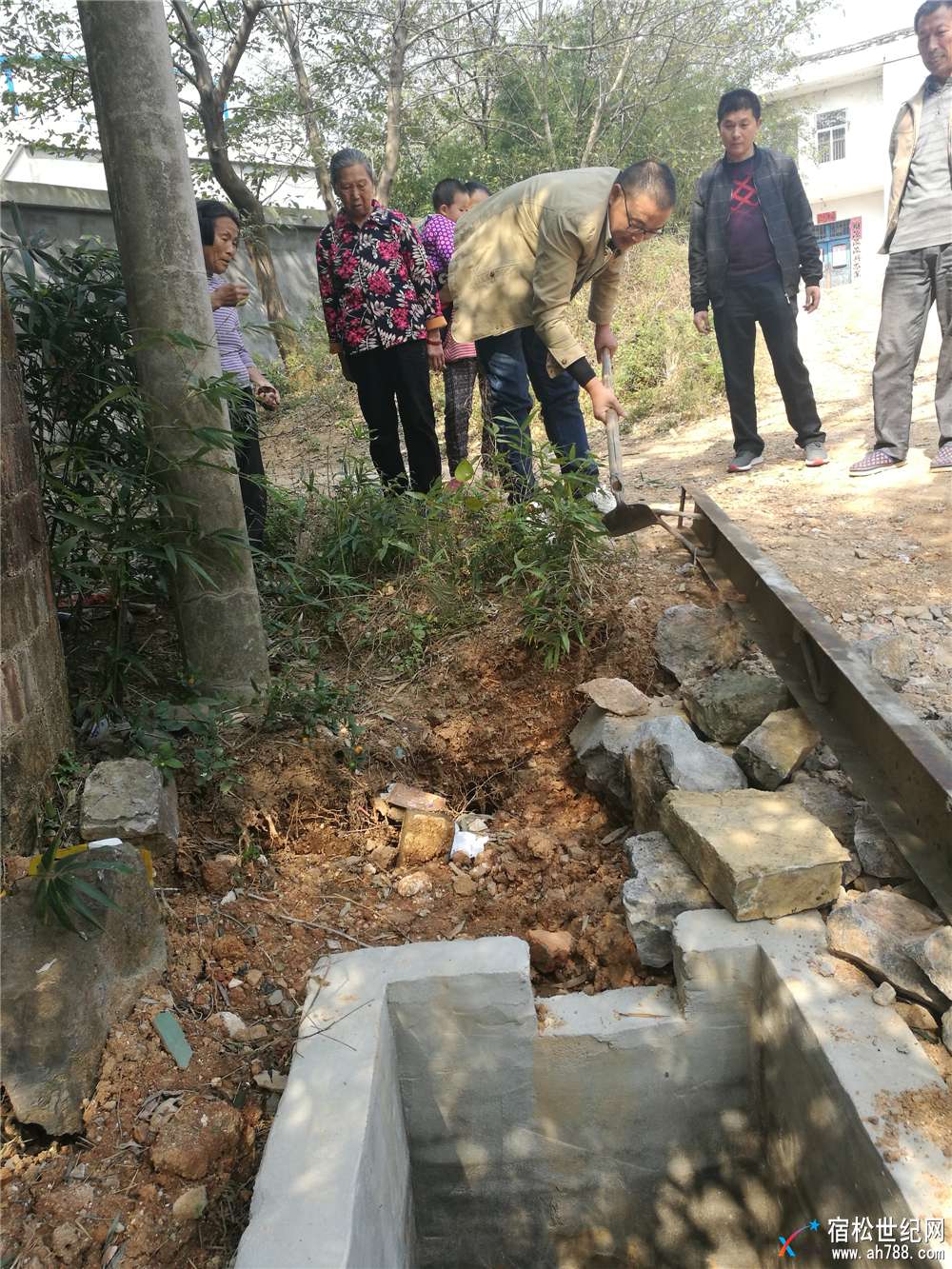 住片村干陈金才在修路现场劳动.jpg