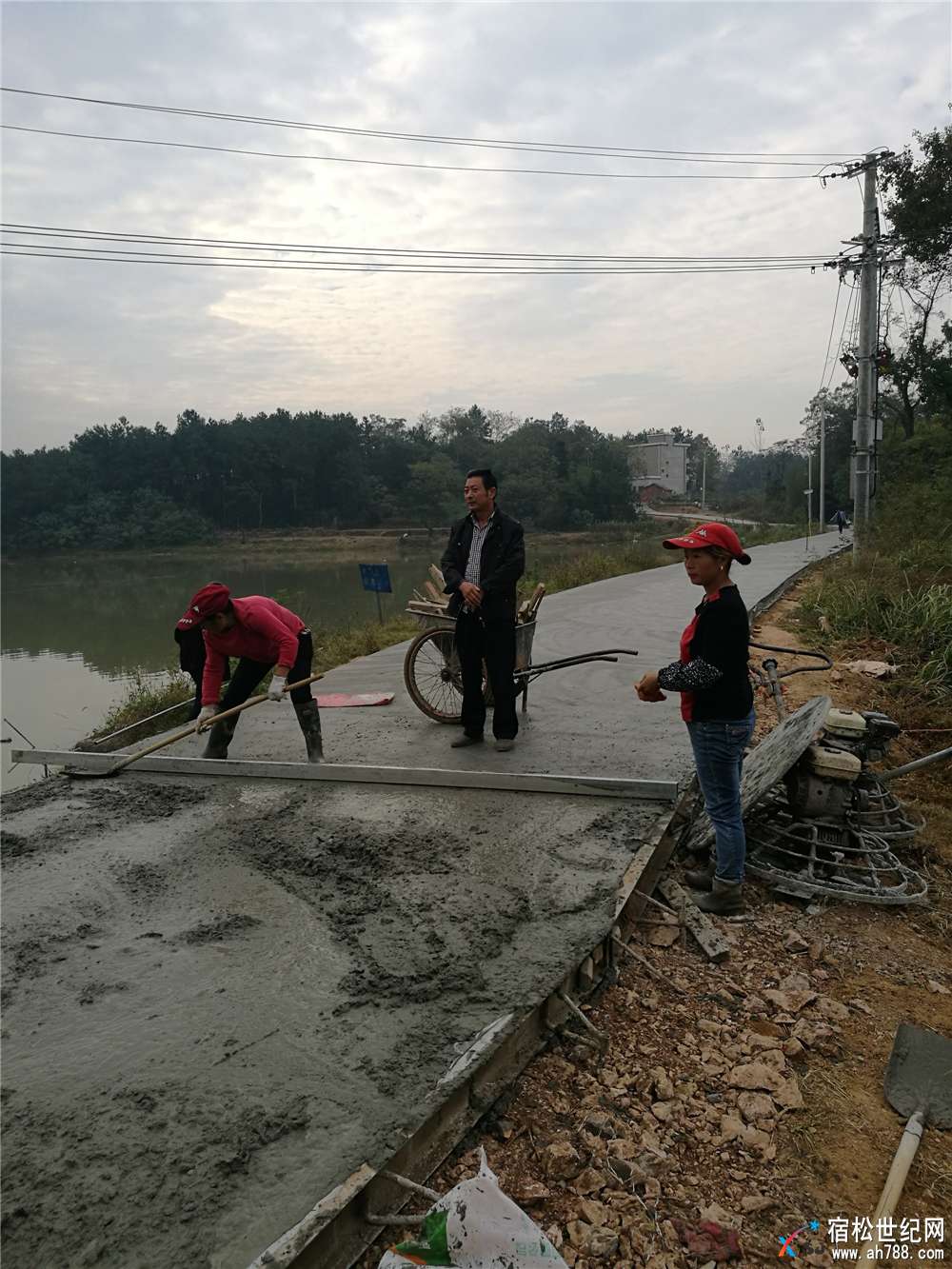 官塘坝正在兴建水泥路.jpg