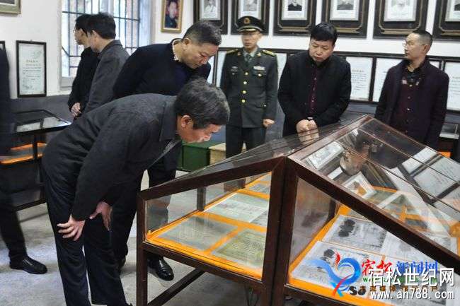 县委理论学习中心组开展革命传统教育活动.jpg