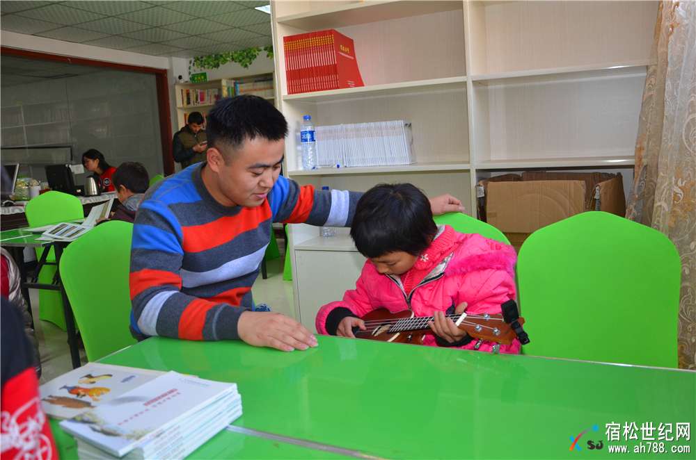 公益书屋让寒门学子享受精神食粮.jpg