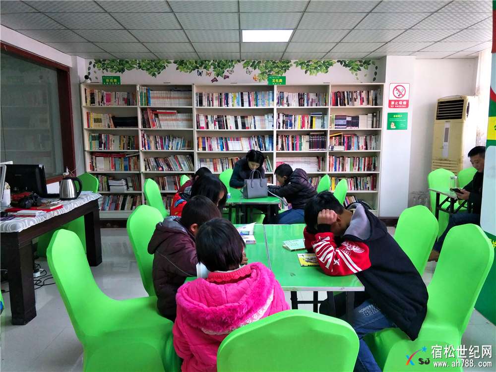 公益书屋让寒门学子享受精神食粮 (5).jpg